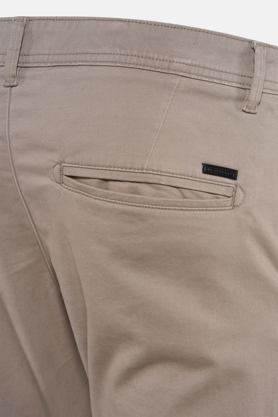 Beige chino van JACK & JONES JEANS INTELLIGENCE met paspelzak achter en riemlus.