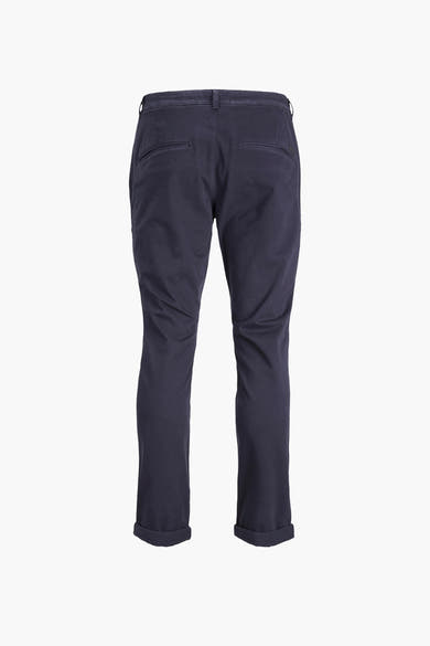 Blauwe chino van JACK & JONES JEANS INTELLIGENCE, achterkant, met opgerolde zomen.