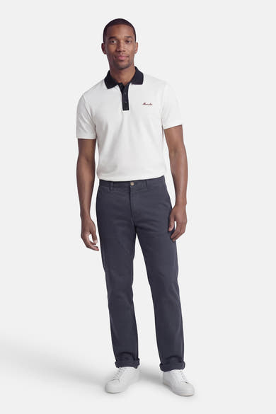 Chino bleu par JACK & JONES JEANS INTELLIGENCE, pantalon habillé avec des ourlets retroussés et chaussures de sport blanches.
