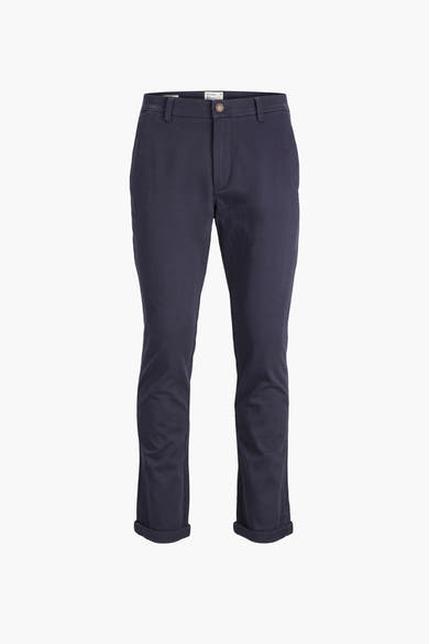 Blauwe chino van JACK & JONES JEANS INTELLIGENCE, nette broek met omgeslagen zomen en witte sneakers.