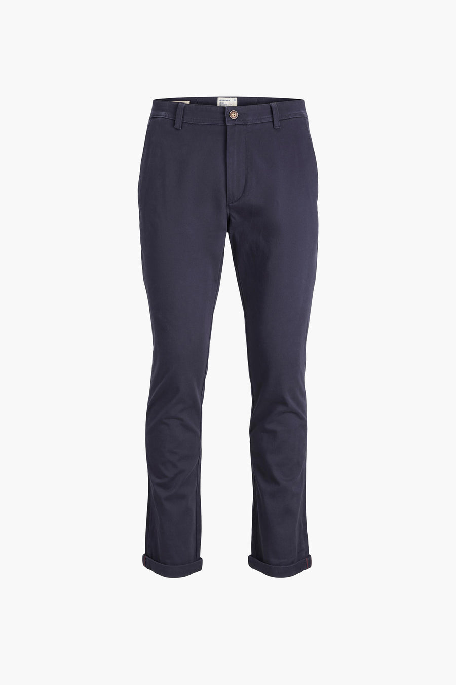 Blauwe chino van JACK & JONES JEANS INTELLIGENCE, nette broek met omgeslagen zomen en witte sneakers.