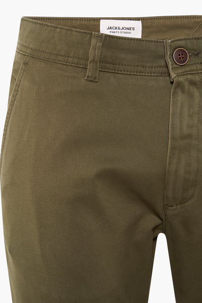 Chino kaki van JACK & JONES, metbruoren knoppen, op een geborduurde sectie.