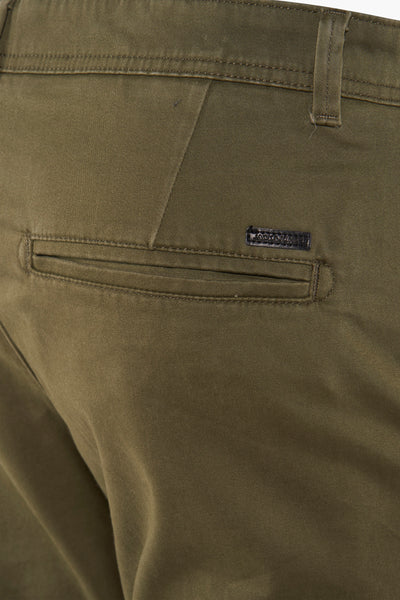 Chino kaki de JACK & JONES JEANS INTELLIGENCE, avec poche arrière passepoilée et détail de ceinture.
