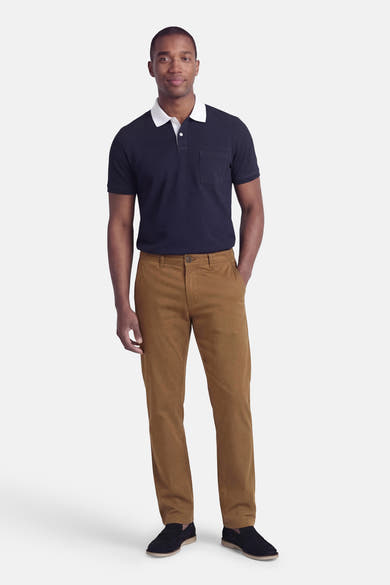 Chino brun de JACK & JONES JEANS INTELLIGENCE, porté avec un polo bleu marine et des mocassins noirs.
