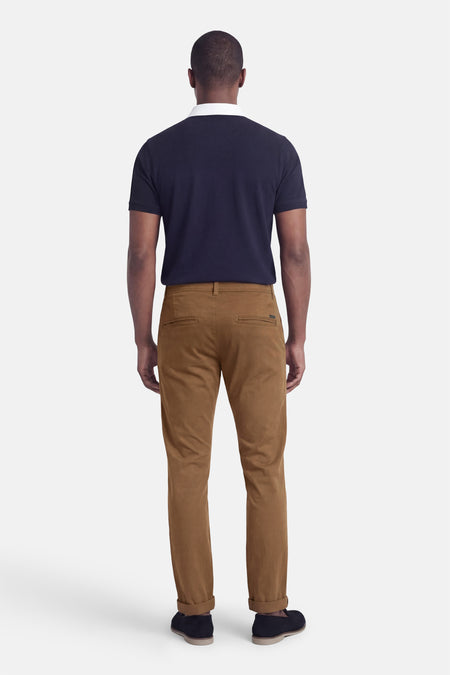 Chino marron de JACK & JONES JEANS INTELLIGENCE, porté avec un polo bleu marine et des chaussures noires.