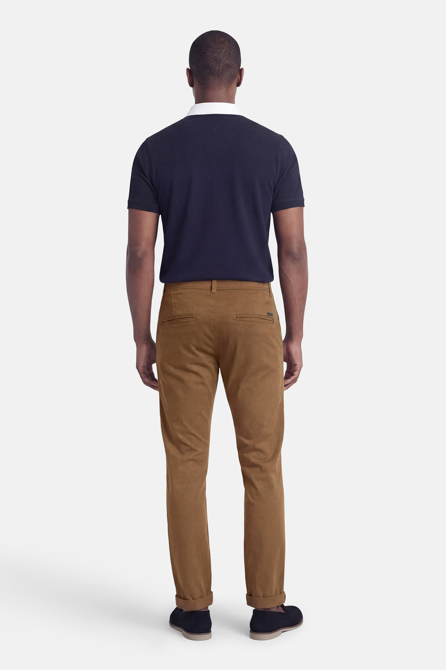 Chino marron de JACK & JONES JEANS INTELLIGENCE, porté avec un polo bleu marine et des chaussures noires.