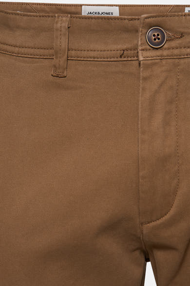 Pantalon chino marron de JACK & JONES, avec bouton et passants de ceinture.