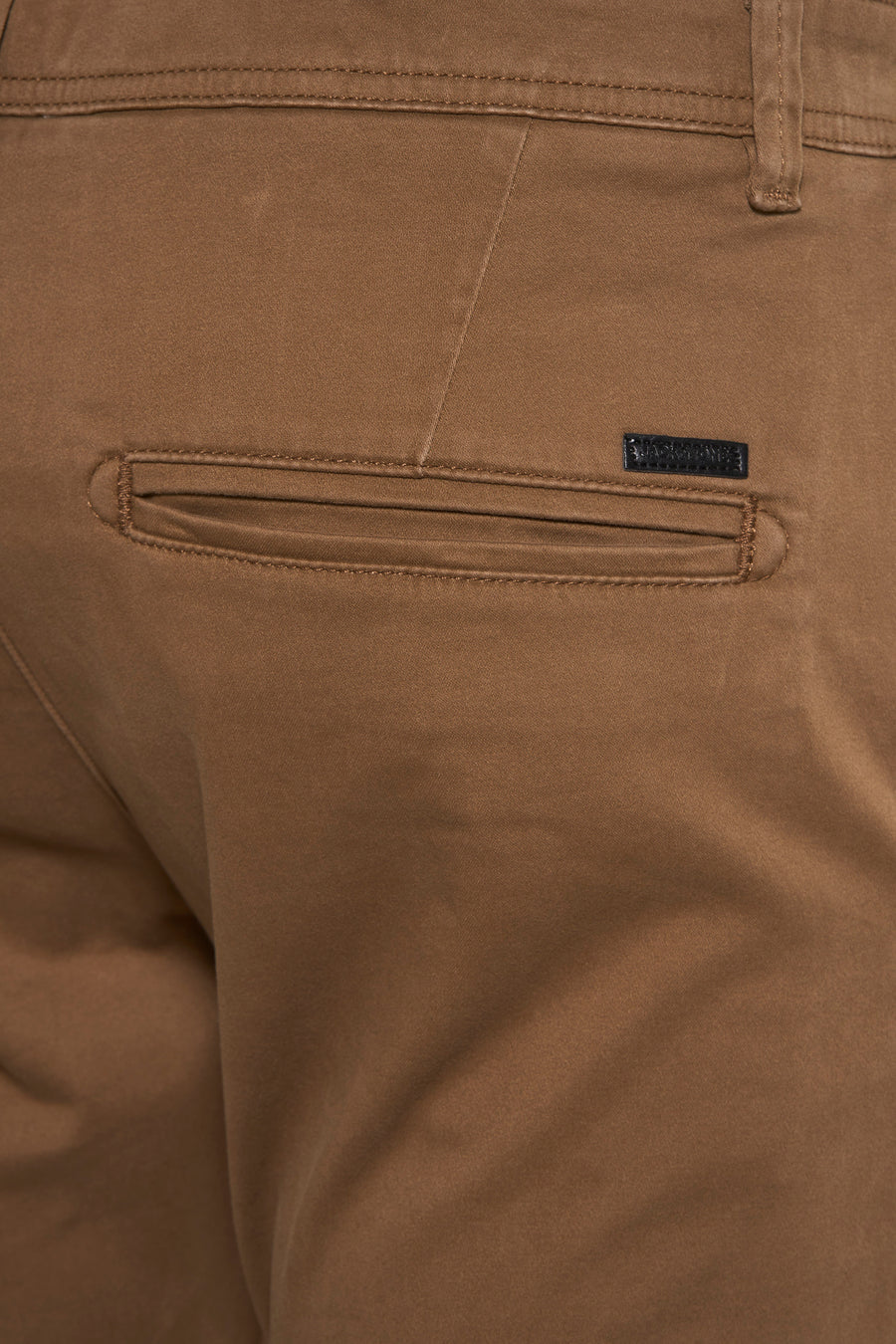 Chino marron par JACK & JONES JEANS INTELLIGENCE avec poche arrière passepoilée et étiquette de la marque.