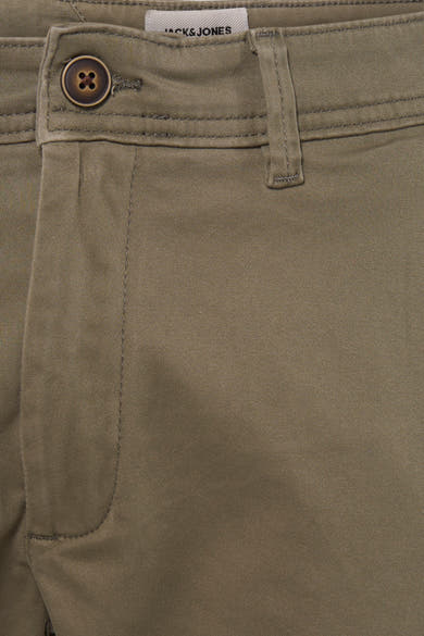 Chino kaki par JACK & JONES JEANS INTELLIGENCE, avec bouton et passant de ceinture visibles.