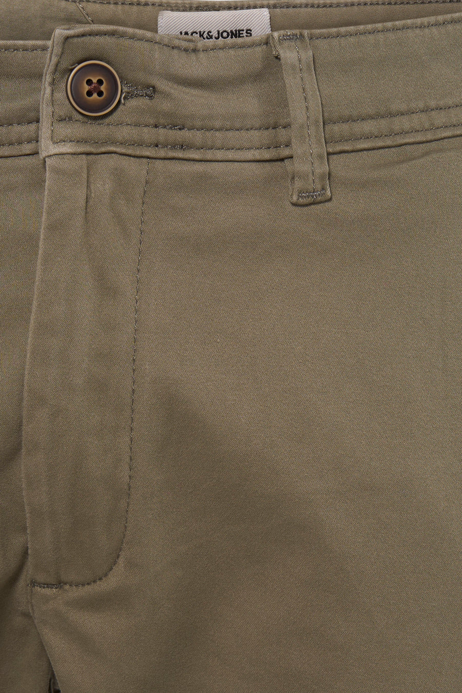 Chino kaki par JACK & JONES JEANS INTELLIGENCE, avec bouton et passant de ceinture visibles.