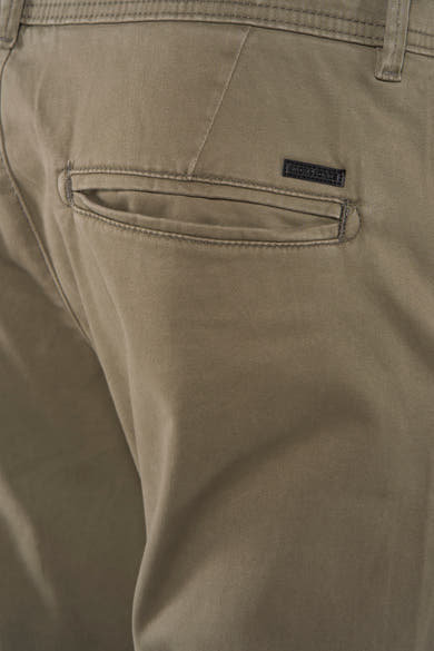 Chino kaki par JACK & JONES JEANS INTELLIGENCE avec poche arrière passepoilée et logo discret.