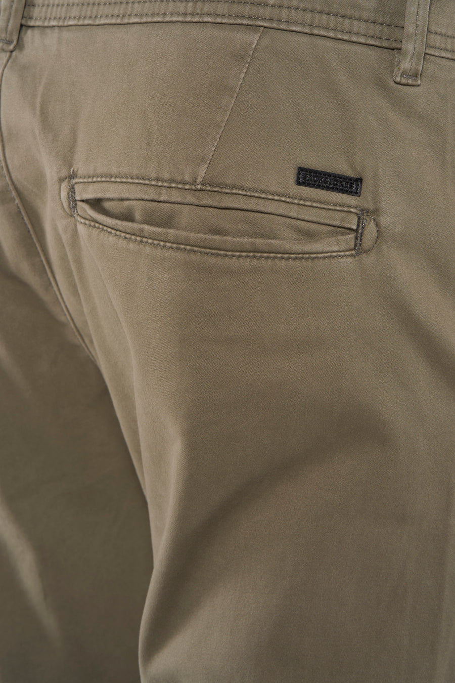 Chino kaki par JACK & JONES JEANS INTELLIGENCE avec poche arrière passepoilée et logo discret.