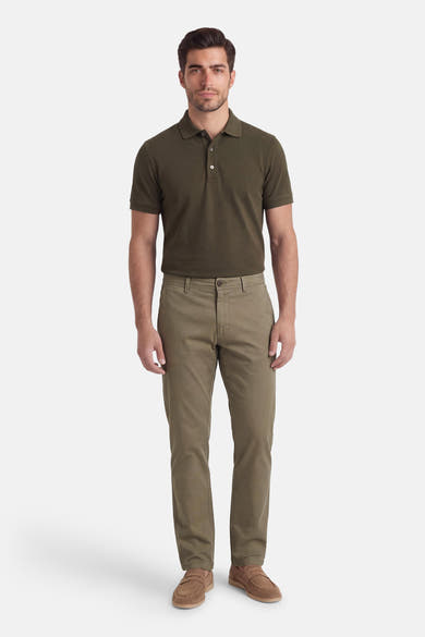 Chino kaki JACK & JONES JEANS INTELLIGENCE, porté avec un polo vert olive et des mocassins marron en daim.