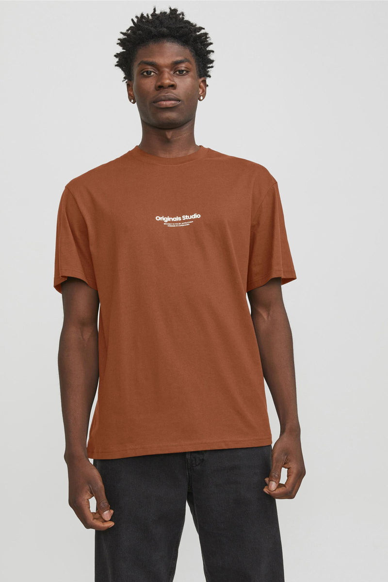 Rode T-shirt met korte mouwen van Originals by Jack & Jones, gedragen met een zwarte jeans en sportshoes.