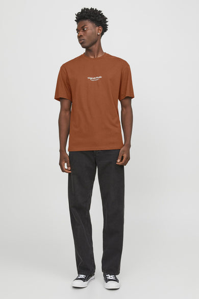 T-shirt rouge à manches courtes de Originals by Jack & Jones, porté avec un jean noir et des chaussures de sport.