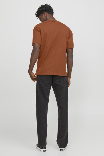 Rood t-shirt met korte mouwen van ORIGINALS BY JACK & JONES, gedragen met een zwarte broek en zwarte sportshoes, rugweergave.