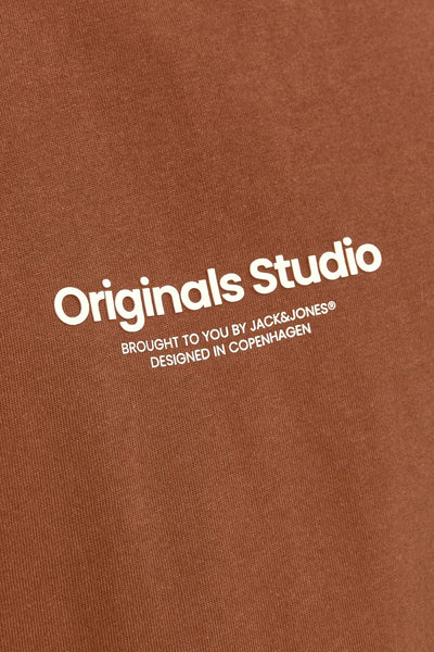T-shirt à manches courtes rouge de ORIGINALS BY JACK & JONES avec logo blanc imprimé sur fond marron chiné.