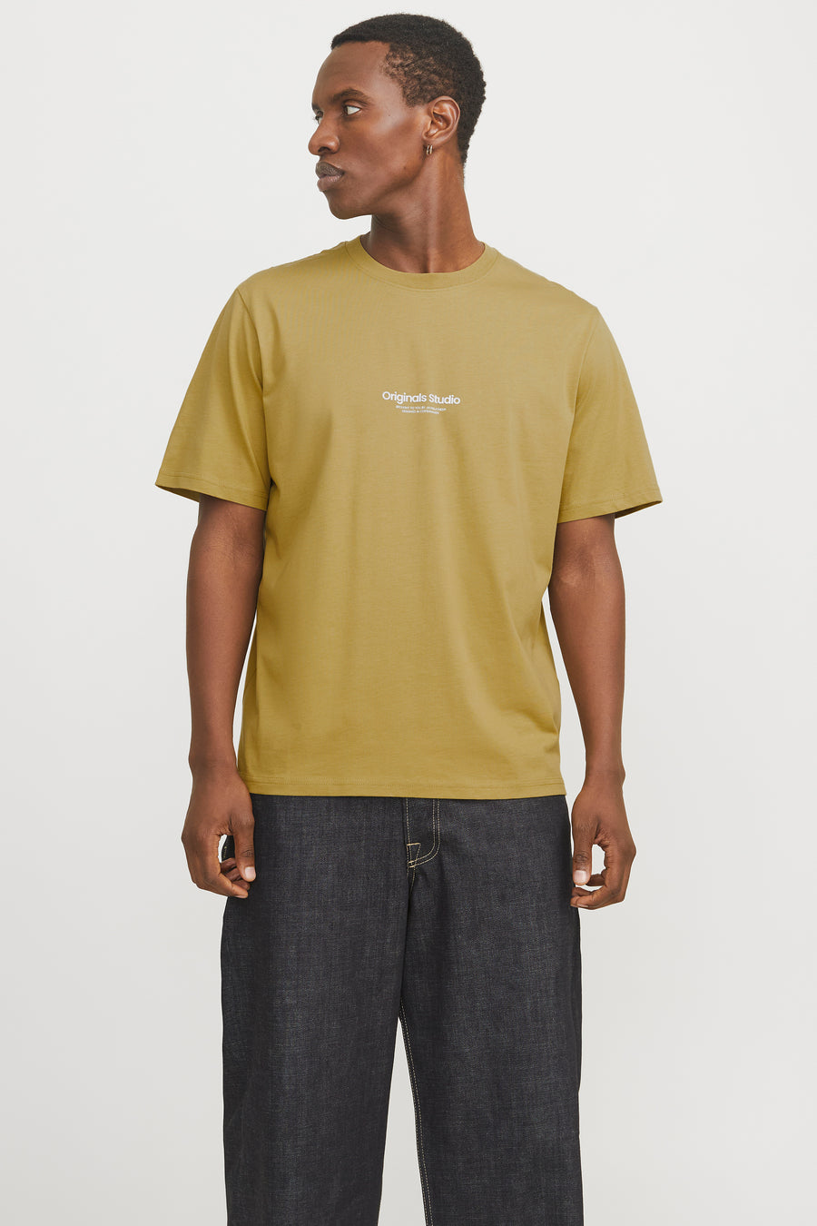 Groen T-shirt met korte mouwen van Originals by Jack & Jones, gedragen met een wijde jeans en zwarte schoenen.