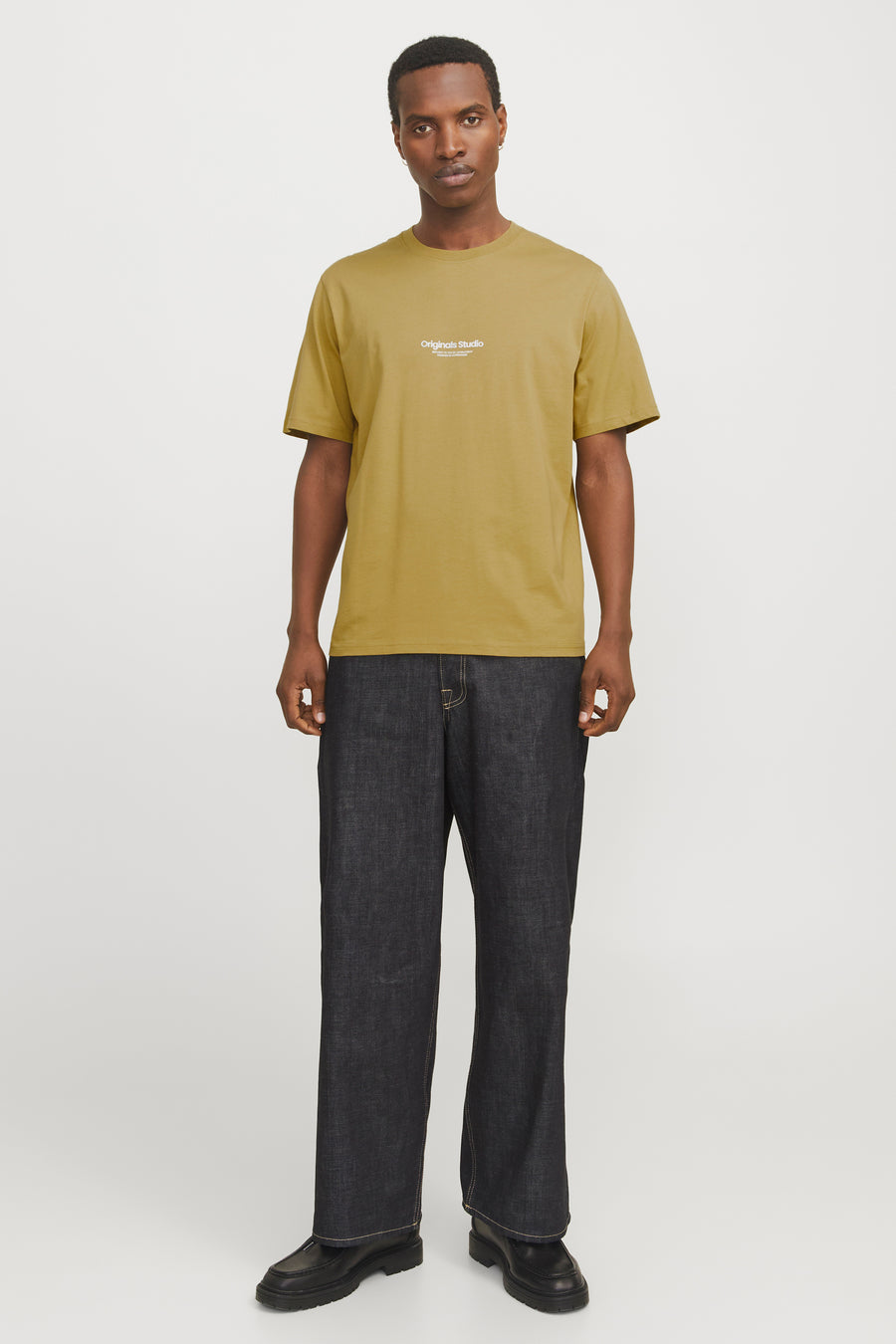 T-shirt à manches courtes vert par Originals by Jack & Jones, porté avec un jean ample et des chaussures noires.
