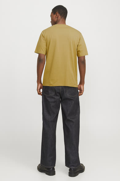 Groen T-shirt met korte mouwen van ORIGINALS BY JACK & JONES, gedragen met een donkerblauwe jeans en zwarte schoenen, achtergezicht.