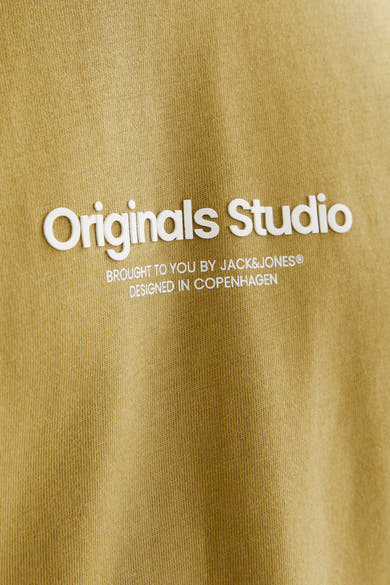 Groen T-shirt met korte mouwen van ORIGINALS BY JACK & JONES, met witte "Originals Studio" opdruk.