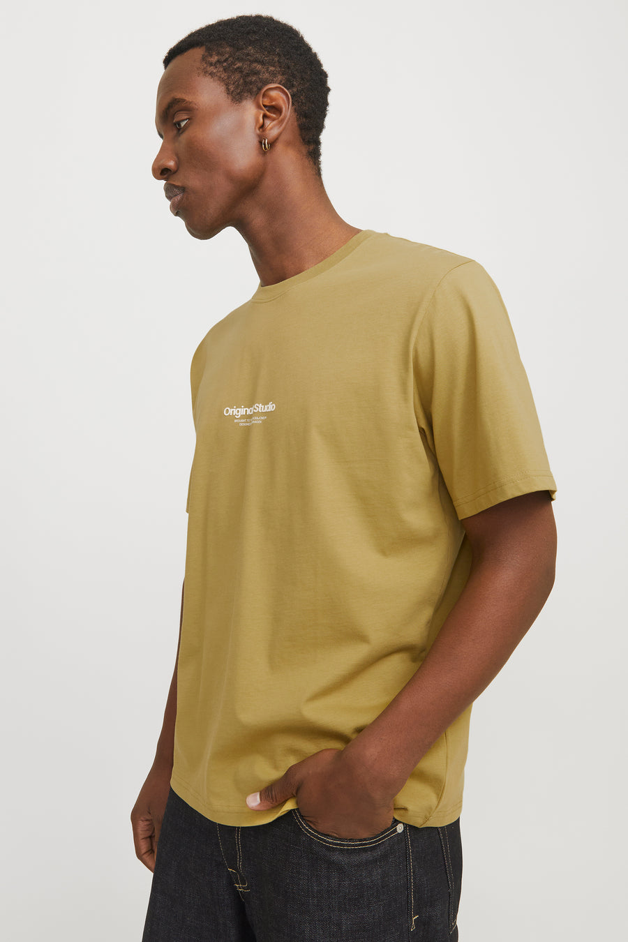 Groen T-shirt met korte mouwen van Originals by Jack & Jones, gedragen met een donkere jeans.