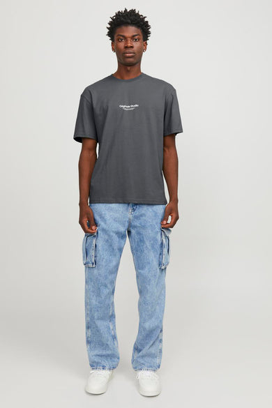 T-shirt à manches courtes gris par ORIGINALS BY JACK & JONES, porté avec un jean cargo bleu clair.