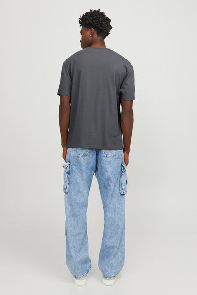 T-shirt à manches courtes gris de ORIGINALS BY JACK & JONES, porté avec un jean cargo délavé, vue de dos.