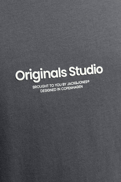 T-shirt gris à manches courtes par ORIGINALS BY JACK & JONES, avec inscription imprimée en blanc.