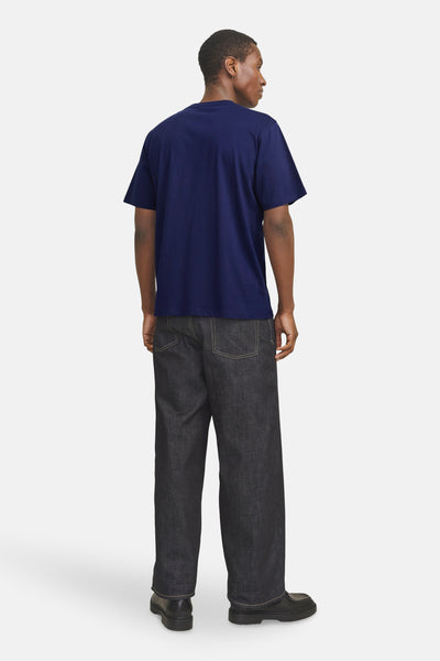 Blauwe t-shirt met korte mouwen van Originals by Jack & Jones, gedragen met een ruime donkere jeans en zwarte schoenen.