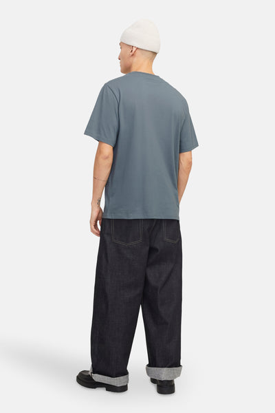Blauw T-shirt met korte mouwen van ORIGINALS BY JACK & JONES, gedragen met een muts en een wijde broek.