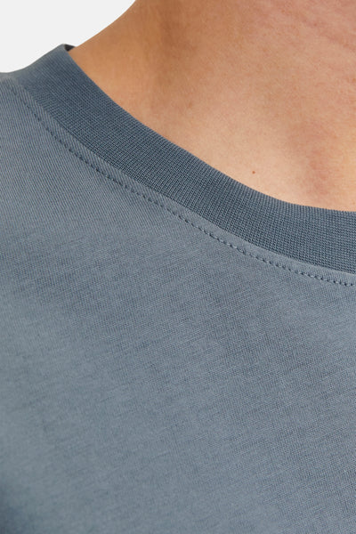 T-shirt à manches courtes bleu par ORIGINALS BY JACK & JONES, détail du col et du tissu texturé.