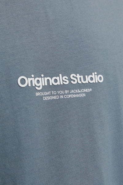 T-shirt bleu à manches courtes de ORIGINALS BY JACK & JONES avec texte imprimé.