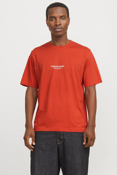 Oranje T-shirt met korte mouwen van Originals by Jack & Jones, gedragen met een spijkerbroek en zwarte schoenen.