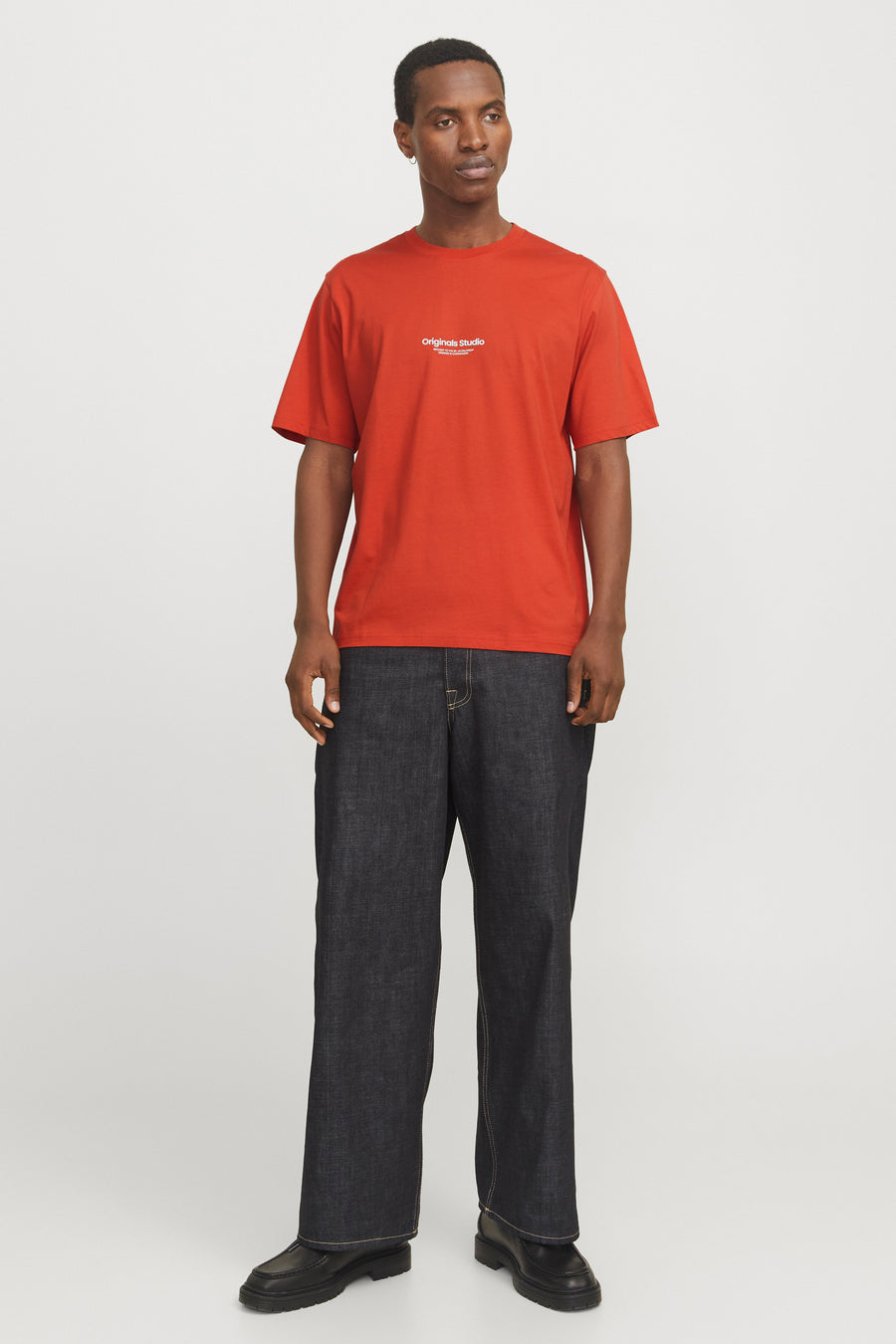 T-shirt orange à manches courtes par Originals by Jack & Jones, porté avec un jean et des chaussures noires.