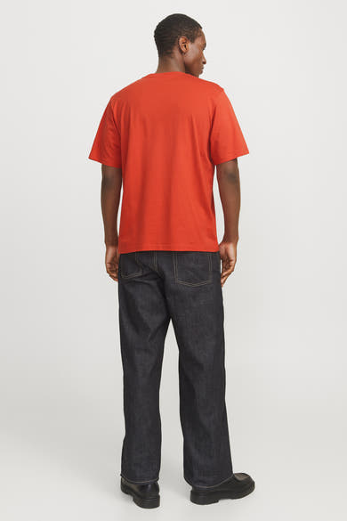 Oranje T-shirt met korte mouwen van ORIGINALS BY JACK & JONES, gedragen met een donkere spijkerbroek en zwarte schoenen.
