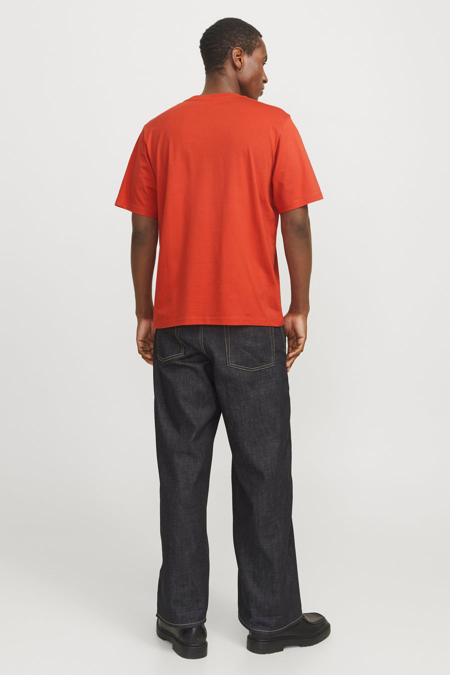 Oranje T-shirt met korte mouwen van ORIGINALS BY JACK & JONES, gedragen met een donkere spijkerbroek en zwarte schoenen.