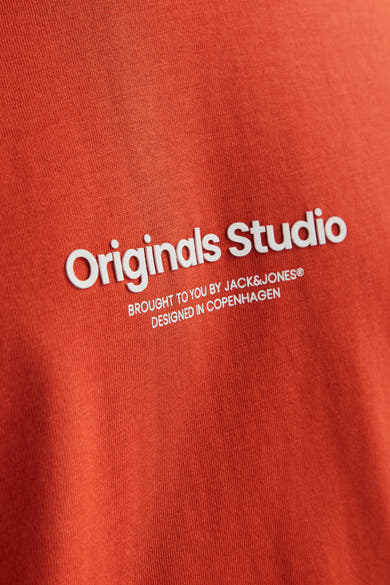Oranje T-shirt met korte mouwen van ORIGINALS BY JACK & JONES, met witte opdruk "Originals Studio".