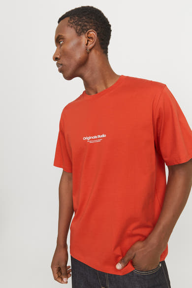 Oranje T-shirt met korte mouwen van ORIGINALS BY JACK & JONES, gedragen met een spijkerbroek.