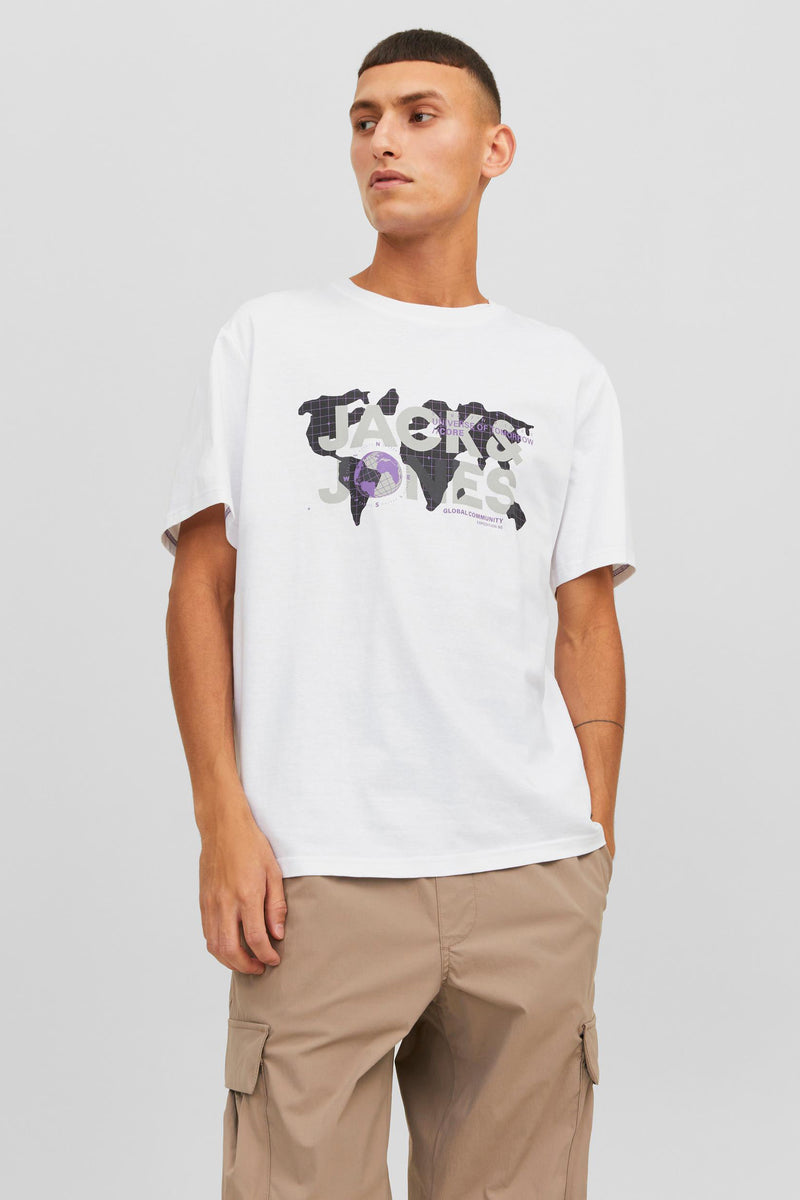 T-shirt blanc à manches courtes de JACK & JONES avec motif carte du monde et texte imprimé.