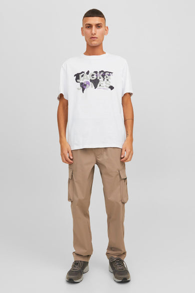 T-shirt blanc à manches courtes de JACK & JONES, avec motif imprimé, porté avec un pantalon cargo et des chaussures de sport.
