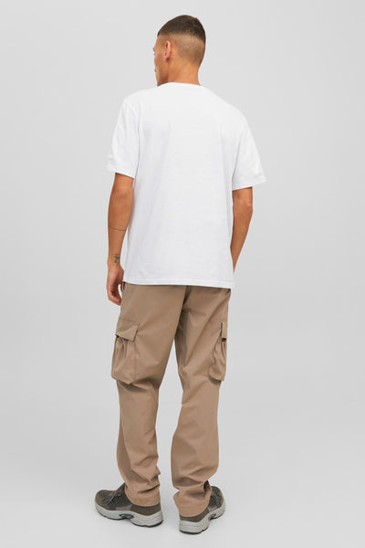 T-shirt blanc de JACK & JONES, porté avec un pantalon cargo beige et des baskets grises, vue de dos.