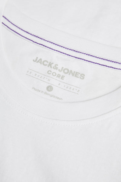 Wit T-shirt van JACK & JONES CORE, met paarse stiksels rond de kraag.
