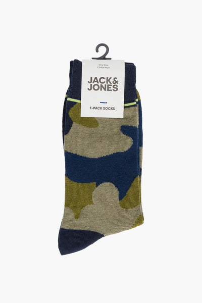Chaussettes bleues à motif camouflage par ACCESSORIES BY JACK & JONES, présentées sur un cintre.