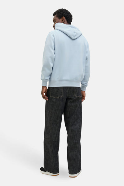 Sweat à capuche bleu d'ORIGINALS BY JACK & JONES, porté avec un jean délavé, vue de dos.
