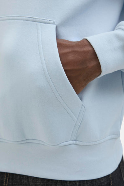 Zwembroek met blauwe capuche van ORIGINALS BY JACK & JONES met kangarreeposche en blauwe hemelgordel.