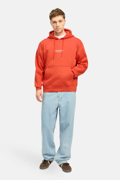 Sweat à capuche orange Originals by JACK & JONES, porté avec un t-shirt blanc et un jean bleu clair.