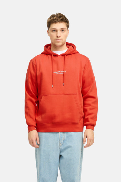 Sweat à capuche orange par ORIGINALS BY JACK & JONES, porté avec un t-shirt blanc et un jean décontracté.