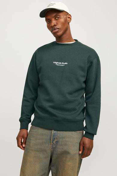Sweat-shirt vert à col rond par ORIGINALS BY JACK & JONES, porté avec un jean