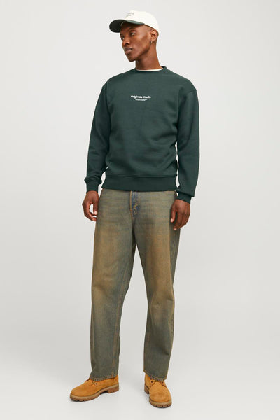 Sweat-shirt vert foncé de ORIGINALS BY JACK & JONES, porté avec un jean délavé et des chaussures marron.